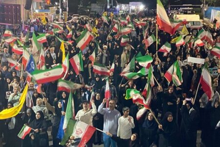 طنین سرود ملی در میدان امام خمینی(ره) همدان