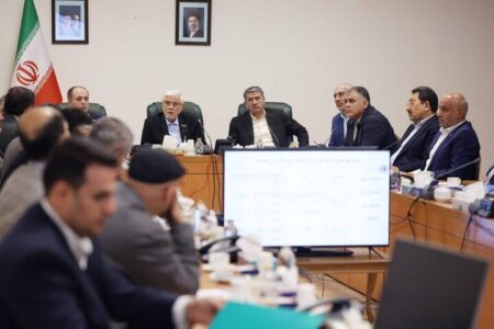 عارف: هیچ مسئولی حق اظهارنظر شخصی درباره موضوع بنزین را ندارد