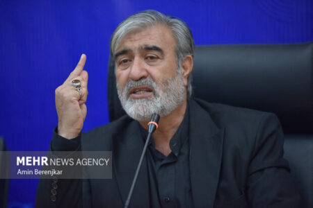 عزیزی: فقط کشتی‌های طرف همکاری با ایران حق عبور از تنگه هرمز دارند