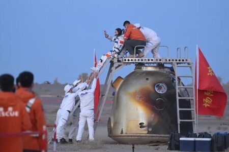 فضانوردان رکورد شکن چینی به زمین بازگشتند