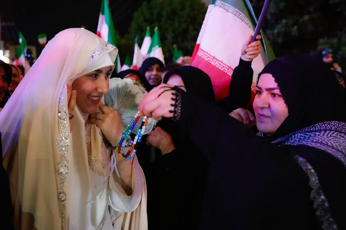 لباس سفید، پرچم ایران و یک «بله» ساده؛ چهره تازه ازدواج جوانان