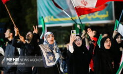 هم‌خوانی نوحه «باید برخاست» در اجتماع قمی‌ها