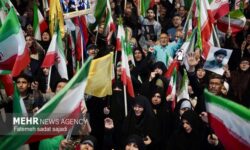 کرمانی‌ها همچنان در خیابان هستند