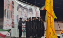 گروه سرود امام رضایی های لنگرود از مردم در میدان خواندند