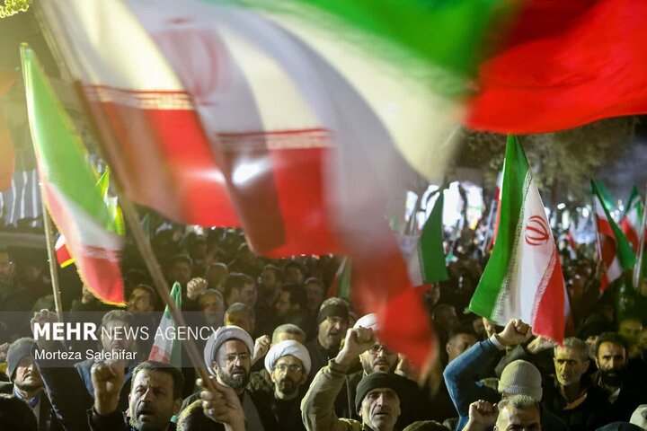 ۷۰ شب بعثت ملی؛ حماسه پرچم‌گردانی در بام ایران ادامه دارد