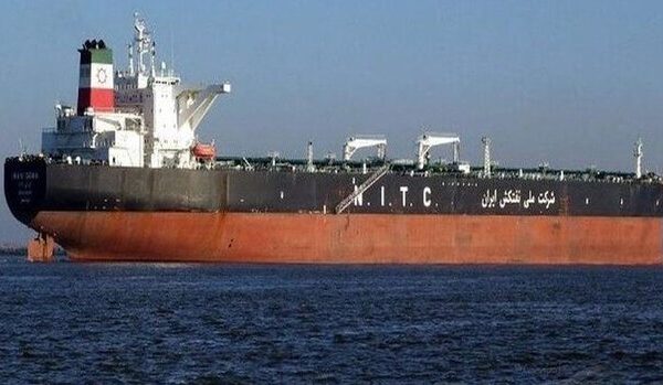 سنتکام مدعی توقیف یک نفتکش در نزدیکی آب‌های ایران شد